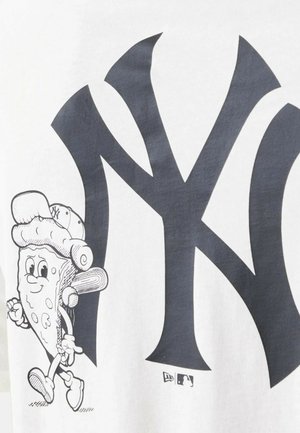 Fetta di pizza cartoon che indossa un cappellino e scarpe dei New York Yankees, tiene in mano una mazza da baseball, accanto a un grande logo degli NY Yankees su sfondo bianco.