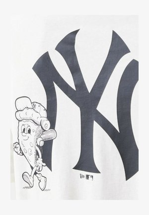 Fetta di pizza cartoon che indossa un cappellino e scarpe dei New York Yankees, tiene in mano una mazza da baseball, accanto a un grande logo degli NY Yankees su sfondo bianco.