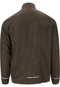 Veste imperméable marron avec un col montant, présentant une texture lisse, des accents réfléchissants et une coupe ajustée avec des détails de couture.