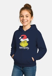 Felpa con cappuccio blu navy con grafica del Grinch con cappello di Babbo Natale e la scritta "Feelin' Grinchy". Il materiale sembra morbido, con una vestibilità comoda.