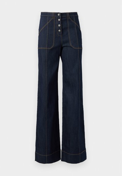 Tumma denim leveälahkeiset housut, joissa on korkea vyötärö, viiden napin etukiinnitys ja kontrastivärinen kultainen ommel. Ominaisuuksiin kuuluu suuret etutaskut.