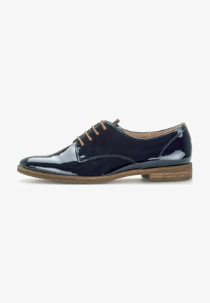 Navyblaues Lackleder-Dressschuh mit einer runden Spitze, sechs Ösen, beigen Schnürsenkeln und einer braunen strukturierten Sohle.