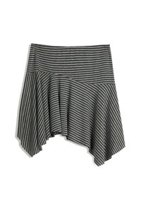 Grijs gestreepte rok met een asymmetrische zoom. Gemaakt van zachte stof, met een fitted tailleband en een vloeiende drape.