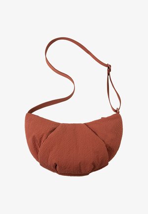 Borsa a tracolla a forma di mezzaluna dall'aspetto ruvido color ruggine con tracolla regolabile e design in tessuto morbido arricciato.