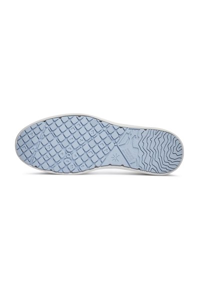 Semelle de chaussure en caoutchouc bleu clair avec un motif de bande de roulement multi-formes comprenant des carrés, des lignes ondulées et un texte embossé sur fond blanc.