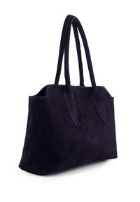 Námornícky semišový tote bag s dvojitými držadly, strukturovaným tvarem, prošívanými detaily a špičatými akcenty nahoře, které ukazují na jemnou texturu.