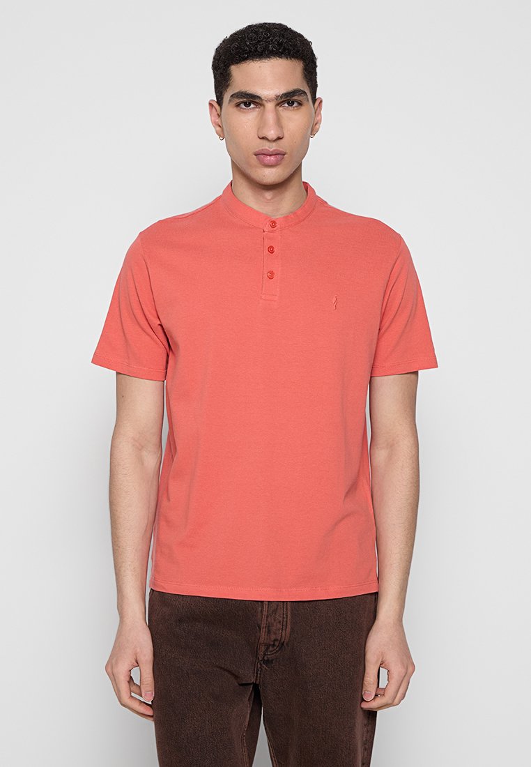 OCHNIK T-shirt basic koraalrood OCHNIK T-shirt basic koraalrood