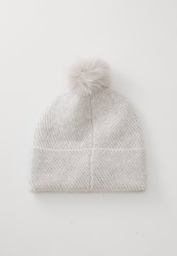 Gehaakte beanie in lichtgrijs met een gestructureerd patroon; voorzien van een zachte faux fur pompon bovenop en een omgeslagen boord aan de onderkant.