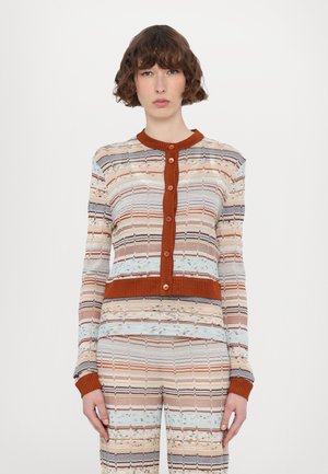 Raidoitu neulecardigan pastelliväreissä, oranssilla ribbineuloksella varustettu kaulus ja napitus, pitkät hihat ja istuva muotoilu.