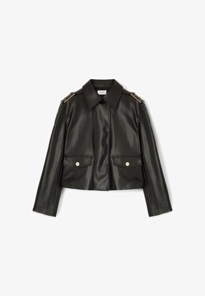 Chaqueta de cuero negra cortada con cuello puntiagudo, dos bolsillos frontales y acentos dorados en los hombros. Textura suave y diseño estructurado.