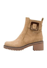 Beige Wildleder-Ankle-Boot mit quadratischem Schnallen-Detail, klobigem strukturiertem Absatz und abgerundetem Zehenbereich. Mit einer Zuglasche an der Rückseite für einen einfachen Einstieg.