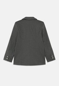 Γκρι μπλέιζερ με ρίγες, γιακά, μακριά μανίκια και ασημένια κουμπιά στις μανσέτες. Λείο υλικό, εφαρμοστή γραμμή και όψη από πίσω.