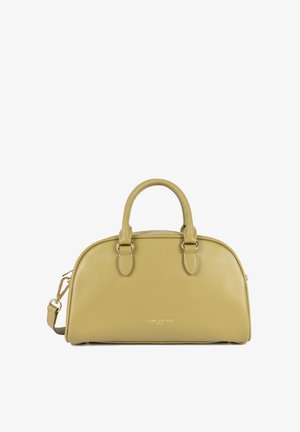 Borsa a mano in pelle verde con forma arrotondata, doppi manici superiori, dettagli in metallo dorato e logo impresso sul davanti. Include una tracolla regolabile.