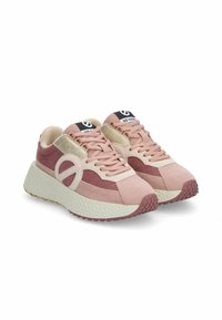 Rosa Sneaker aus strukturiertem Stoff, mit einer dicken weißen Mittelsohle und einer Gummisohle. Verfügt über ein Logo auf der Zunge und kontrastierende Akzente.