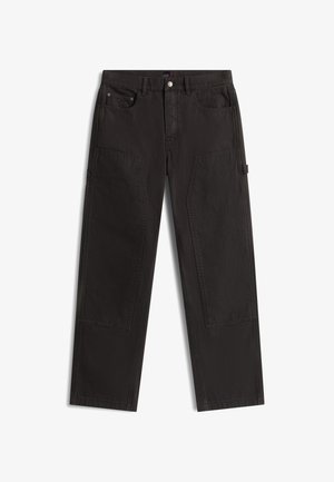 Zwarte werkbroek met rechte pijpen, verstevigde kniestukken, voor- en achterzakken, riemlussen en een knoopsluiting in de taille.