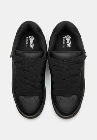 Sneakers neri con tomaia in pelle texturizzata, dotati di lacci piatti, punta arrotondata e colletto imbottito. Logo discreto sulle solette.