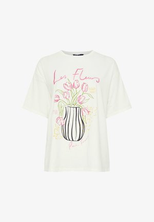 Wit T-shirt met korte mouwen met een boeket roze tulpen in een vaas met zwarte strepen en de tekst "Les Fleurs," "Flower Market," en "Paris, France."
