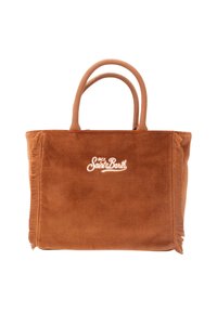 Sac fourre-tout en suède marron avec des franges, arborant un logo brodé blanc, des poignées doubles et une forme rectangulaire structurée.