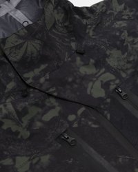 Meeste must jakk, millel on rohelise lehekamuflaažiga muster, kõrge kaeluse, kahe lukuga tasku ning kerge tekstuur.