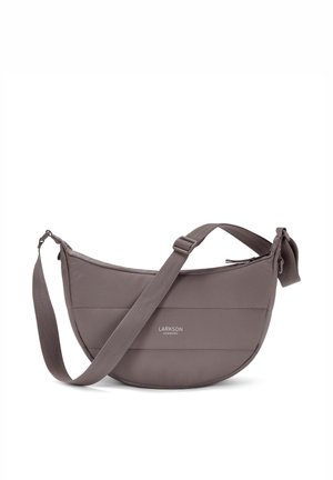 Sac bandoulière gris en forme de demi-lune avec bandoulière réglable et fermeture éclair, marqué "Larkson Hamburg" au centre à l'avant.