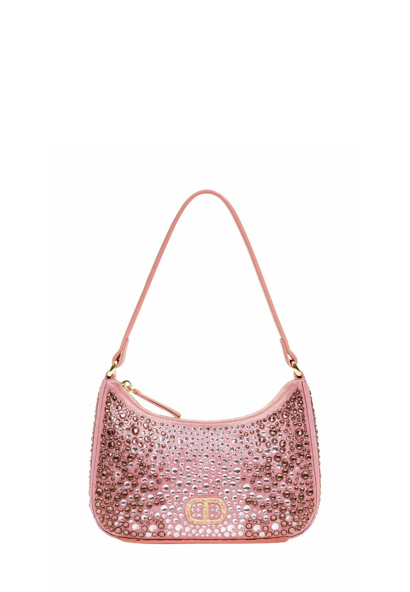 Borsa rosa con forma curva, decorata con borchie metalliche, dotata di una singola tracolla e chiusura con zip. Texture in pelle liscia.