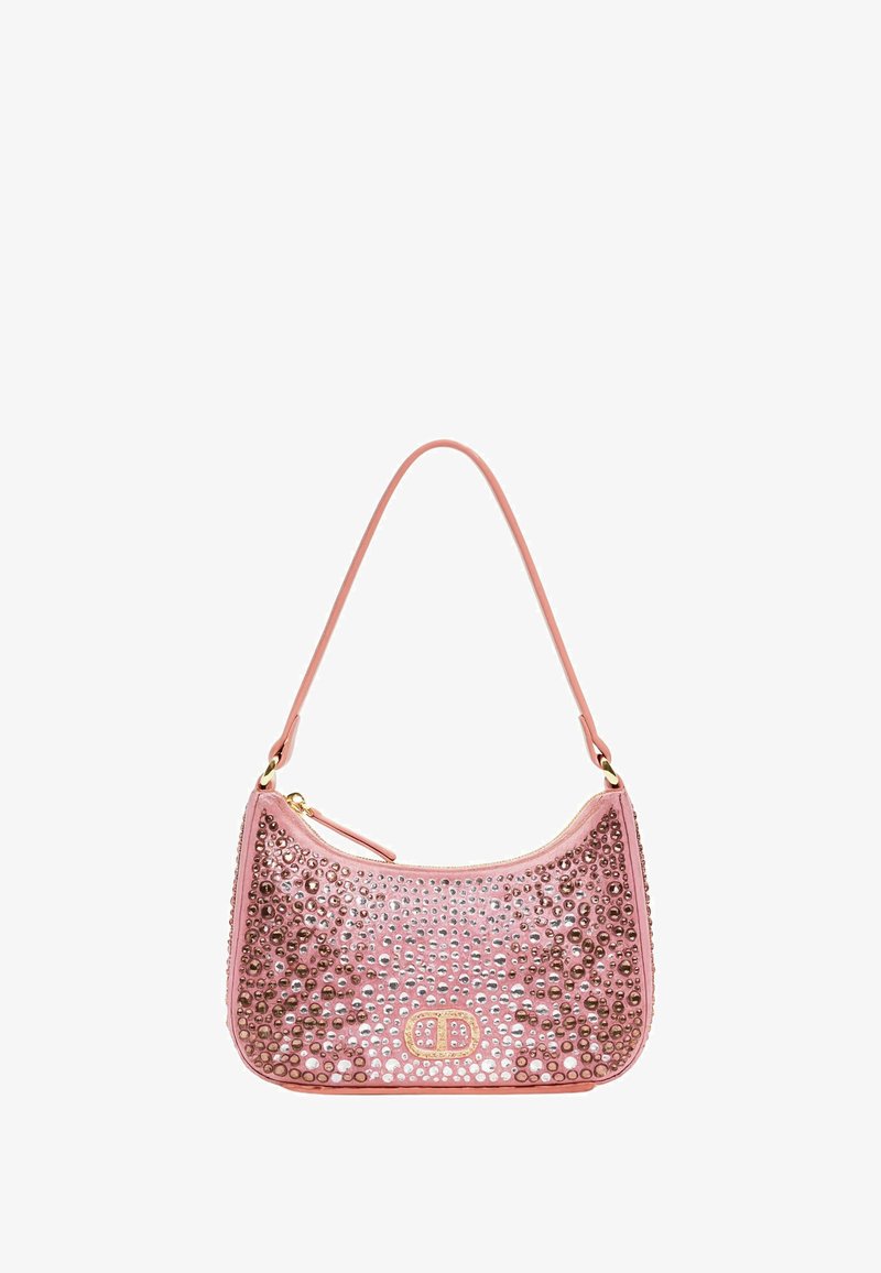 Borsa rosa con forma curva, decorata con borchie metalliche, dotata di una singola tracolla e chiusura con zip. Texture in pelle liscia.