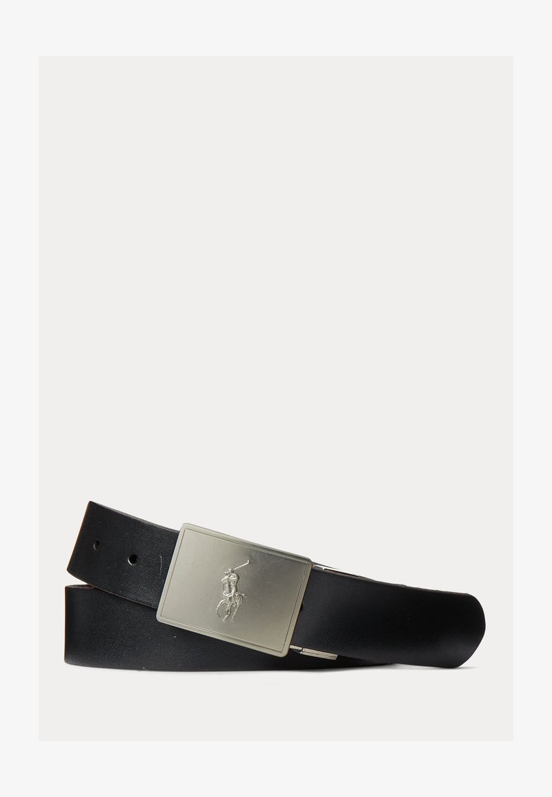 Ceinture en cuir noir avec une boucle rectangulaire en argent, ornée d'un joueur de polo à cheval en relief gravé sur le devant.