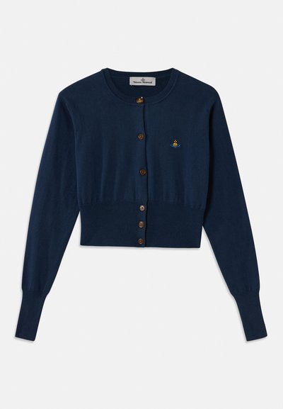 Cardigã curto azul marinho feito de tecido de malha macia, apresenta um decote redondo, mangas longas e cinco botões castanhos com um pequeno detalhe bordado.