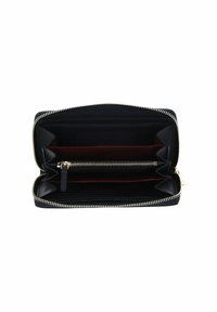 Portafoglio in pelle nera con zip dorata, presenta multiple fessure per carte, un compartimento con zip e una fodera interna rossa a contrasto.