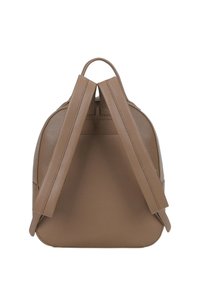 Zaino in pelle marrone con finitura testurizzata, forma curva, due ampie bretelle e manico superiore, senza elementi metallici o dettagli visibili.