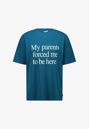 Teal kortarm T-shirt met witte tekst gecentreerd met de tekst "Mijn ouders hebben me gedwongen om hier te zijn."