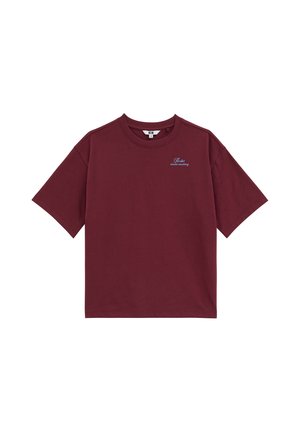 T-shirt bordeaux à manches courtes et col rond avec un petit texte bleu pâle "Ballet studio academy" sur le côté gauche de la poitrine.