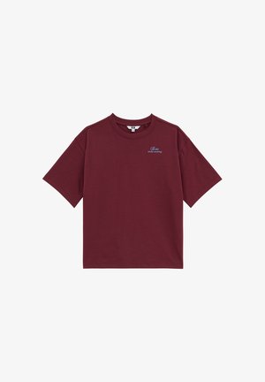 Vinrød T-shirt med korte ærmer og rund hals med lille sart blå "Ballet studio academy" tekst på venstre bryst.