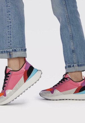 Sneakers colorati che presentano materiali contrastanti in rosa, argento e blu con una texture mista, accenti a motivi e un design sportivo.