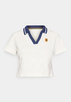 Wit poloshirt met een gestructureerd patroon, een marineblauwe kraag en dubbele witte streepaccenten. Voorzien van een klein, kleurrijk logo op de borst.