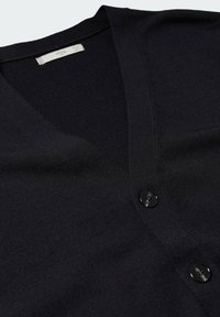 Cardigan noir à encolure en V avec deux boutons noirs et une bordure côtelée autour du col et de la patte de boutonnage, posé à plat.