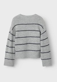 Grauer Strickpullover mit navyblauen horizontalen Streifen, geripptem Textil und kürzerem Design. Verfügt über lange Ärmel und einen runden Halsausschnitt.