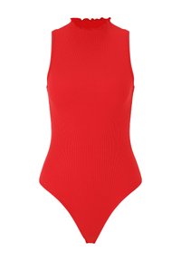 Costume da bagno intero rosso a righe con scollatura alta e bordo ondulato, caratterizzato da un design aderente e slanciato e taglio a perizoma sul retro.