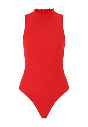 Costume da bagno intero rosso a righe con scollatura alta e bordo ondulato, caratterizzato da un design aderente e slanciato e taglio a perizoma sul retro.