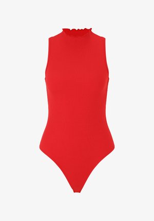 Maillot de bain une pièce rouge côtelé avec un col montant et un ourlet festonné, présentant un design ajusté et élégant avec une coupe string à l'arrière.