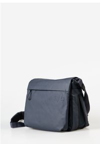 Borsa a tracolla blu navy realizzata in materiale liscio, con chiusura a pattina, tracolla regolabile e tasca laterale con zip. Logo impresso sul davanti.