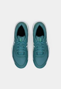 Türkise Sportschuhe mit einem Obermaterial aus Netzstoff, weißen Akzenten und grauen Schnürsenkeln. Gepolsterte Innensohle und strukturierte Zehenkappe für Halt und Komfort.