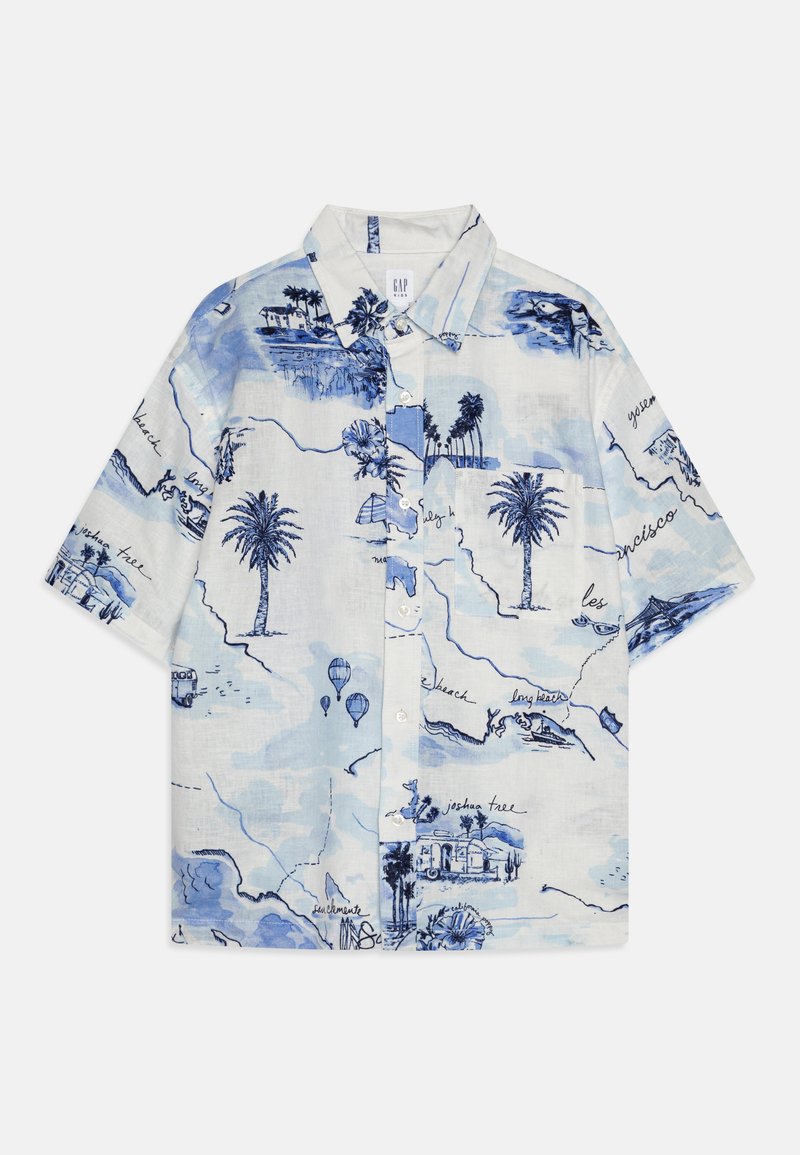 Srajca s kratkimi rokavi v svetlo modri tkanini, ki prikazuje print na temo potovanja z oljkami, pokrajinami in ročno napisanim temno modrim besedilom.