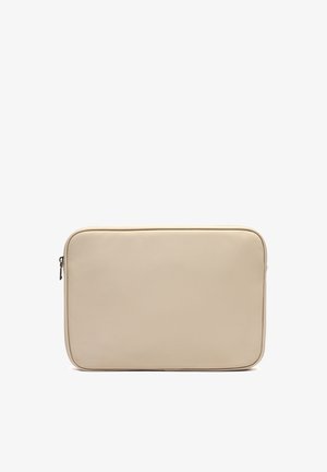 Beige Laptop-Hülle mit glatter Oberfläche, rechteckiger Form, Reißverschluss und minimalistischem Design. Keine sichtbaren Muster oder Hardware-Details.