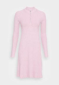 Vestido de malha canelada rosa com mangas longas, gola alta e um fecho de zíper na frente. Apresenta uma silhueta ajustada e uma bainha evasê.