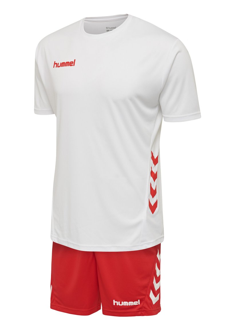 Hvid atletisk skjorte med rødt logo og røde shorts; har røde chevron-mønstre langs siderne; lavet af åndbart stof.