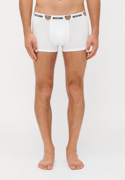 Weiße Boxer-Shorts aus weichem Stoff, mit einem schwarzen Bund und einem Bärenlogo. Entworfen für eine figurbetonte Passform und Komfort.