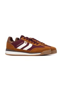 Zapatillas deportivas con parte superior de gamuza marrón y malla color burdeos, rayas blancas y suela de goma. Diseño con cordones y cuello acolchado.