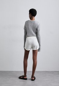 KNITID STRIPE - Lühikesed püksid - gray