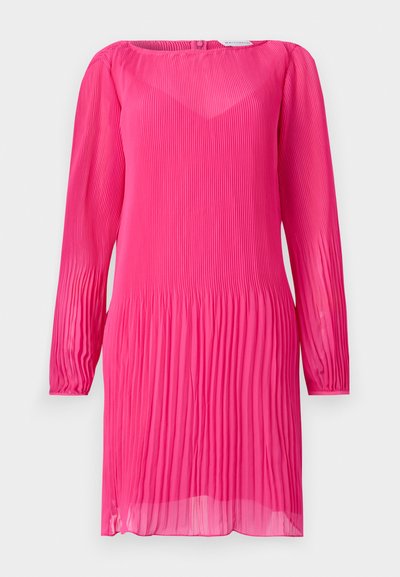 Roza nabranjena obleka z dolgimi rokavi, okroglo oblikovano ovratnikom in prosojno teksturo. Ima vertikalne nabore po celotni obleki in nekoliko ohlapno prileganje.